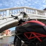 Venezia: i bolidi della bolognese Ducati, esposti sui canali